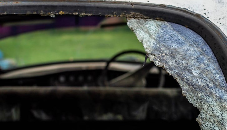 „Пежо 3008“ осъмнало със счупено задно обзорно стъкло „Пежо 3008“ осъмнало със счупено задно обзорно стъкло