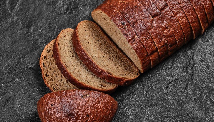 След потапянето на боядисания черен хляб във вода, той побелява