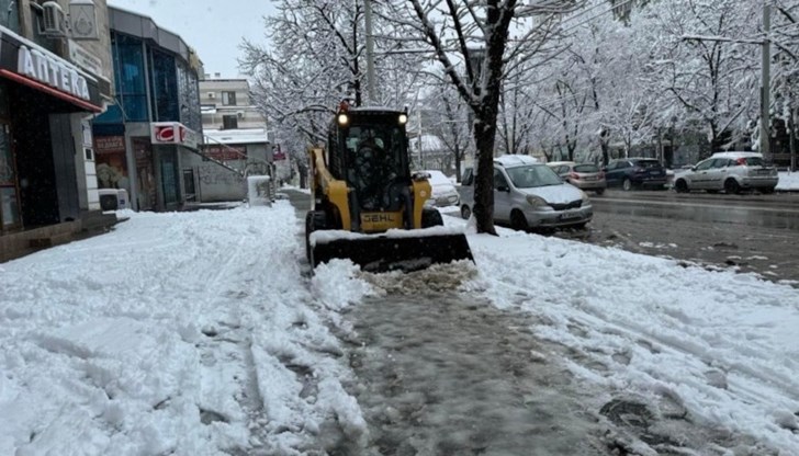 Работата на снегопочистващите машини в града ще продължи и през тази нощ
