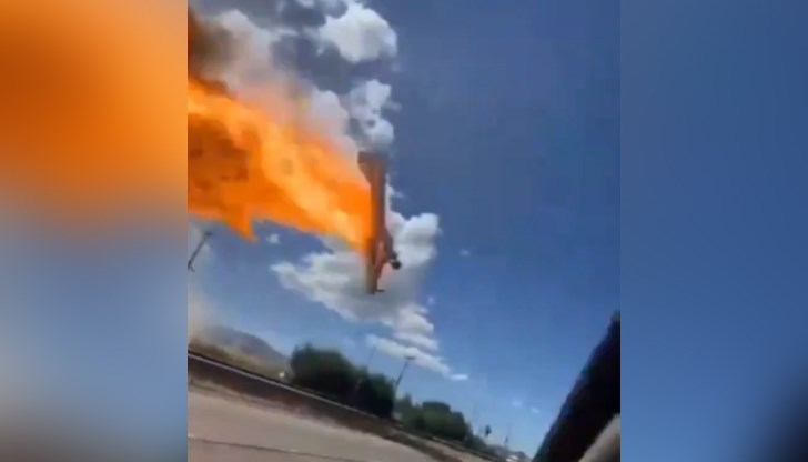 Машината удари камион и стълб преди да се разбие на пътя и да избухне в пламъци
