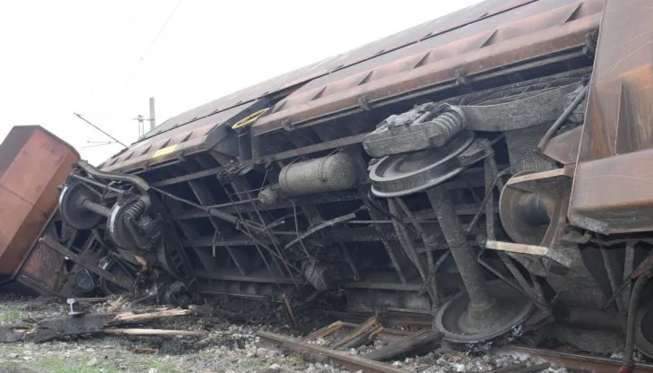 15 вагона, натоварени със зърно, са дерайлирали, като 10 от тях са се преобърнали 15 вагона, натоварени със зърно, са дерайлирали, като 10 от тях са се преобърнали