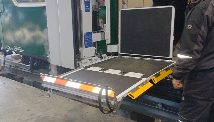 Влакът пътува по живописния маршрут между Септември и Добринище