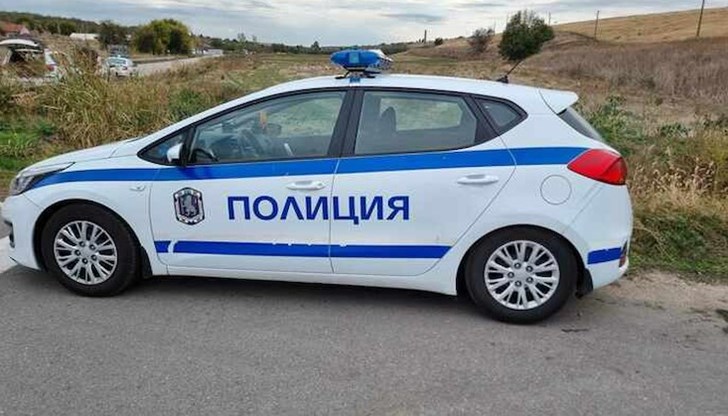 Мъжът ударил колата си след рискова маневра и я изоставил