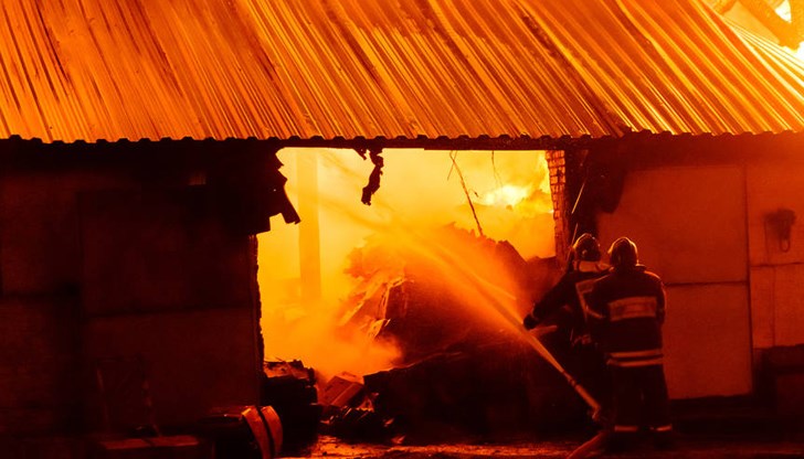 Пет пожарни автомобила и полиция са изпратени на мястото