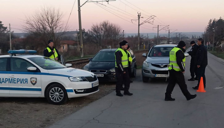Изградени са контролно-пропускателни пунктове, на които се извършват проверки на водачите на автомобили Изградени са контролно-пропускателни пунктове, на които се извършват проверки на водачите на автомобили