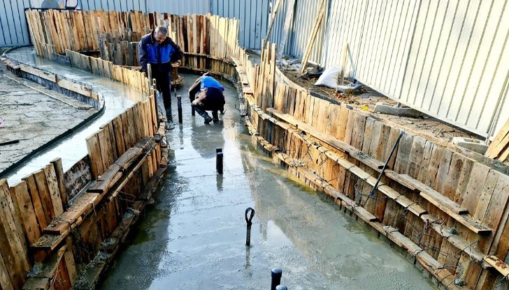 Работници полагат водоустойчив бетон