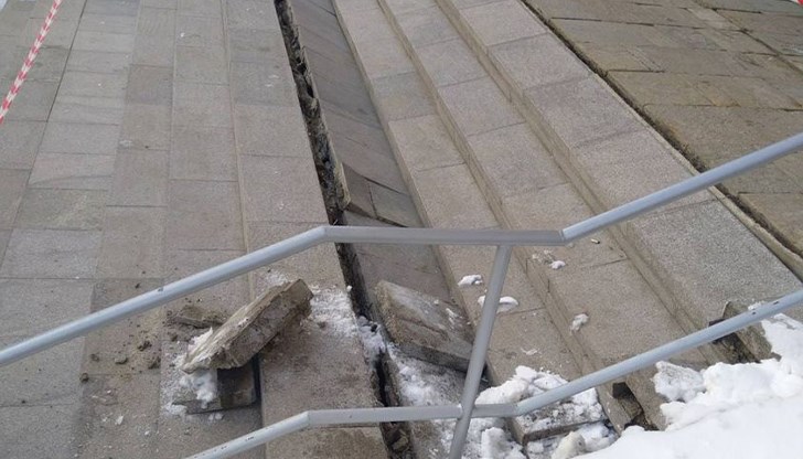 Възстановяват пропадналото стълбище пред кметството