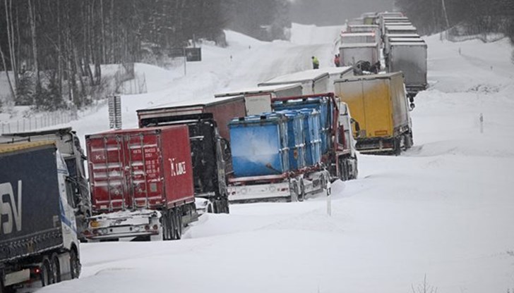 Стотици са блокирани по пътищата на Южна Швеция и Дания след тежки снеговалежи снощи