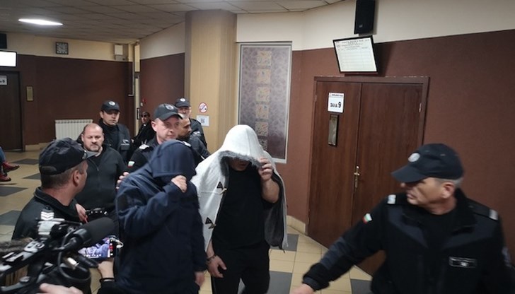 Обвинени са четирима души, сред които двама служители на МВР