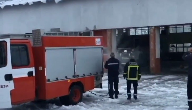 Горели са кухненски шкаф и хладилник, оставени на междуетажна площадка Горели са кухненски шкаф и хладилник, оставени на междуетажна площадка