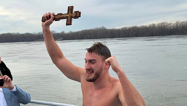 Стотици русенци присъстваха на Великия Богоявленски водосвет на брега на река Дунав