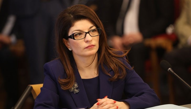 Депутатите я избраха за член на Конституционния съд от квотата на парламента Депутатите я избраха за член на Конституционния съд от квотата на парламента