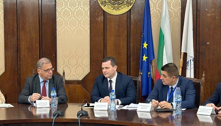 Юлиян Попов ще се срещне с ръководствата на фирми, които вече имат наложени предписания, актове и глоби заради производството си Юлиян Попов ще се срещне с ръководствата на фирми, които вече имат наложени предписания, актове и глоби заради производството си