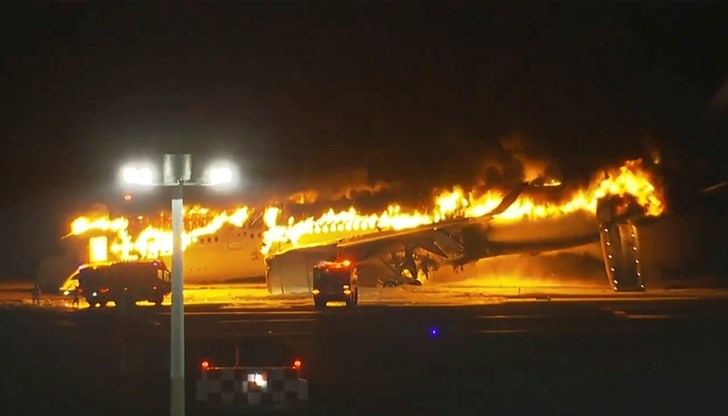 Самолет избухна в пламъци след сблъсък в Япония