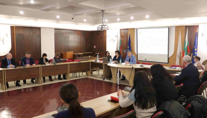 До закриването на паралелката се е стигнало след липса на интерес и след четвъртия етап на класиране, обясни Росица Георгиева