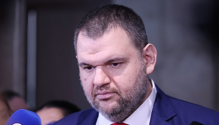 Той коментира решението на държавния глава да сезира Конституционния съд срещу избора на нови съдии Той коментира решението на държавния глава да сезира Конституционния съд срещу избора на нови съдии