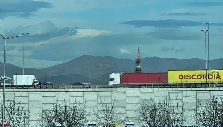 Ударили са се камион, лек автомобил и бус