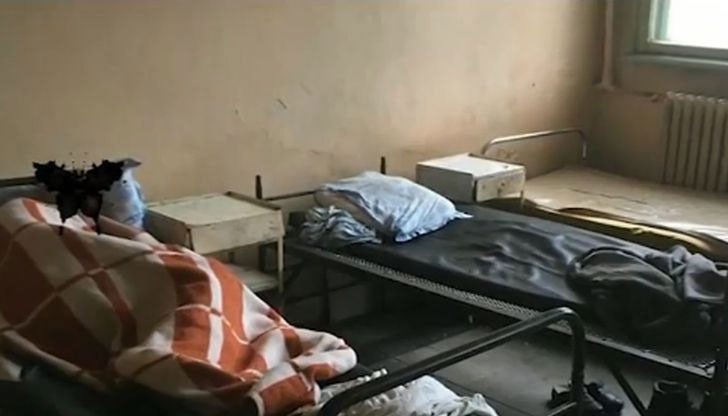 Близките на 76-годишната жена веднага я прибират, по думите им, "като труп увит в одеяло" Близките на 76-годишната жена веднага я прибират, по думите им, "като труп увит в одеяло"