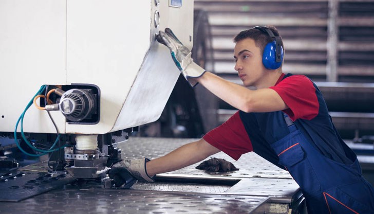 Най голям недостиг на кадри се очаква в индустрията - общо 82 000 души