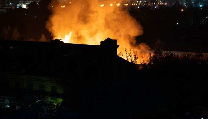 От извършените огледи се предполага, че най-вероятно пожарът е възникнал от печка за отопление на твърдо гориво От извършените огледи се предполага, че най-вероятно пожарът е възникнал от печка за отопление на твърдо гориво