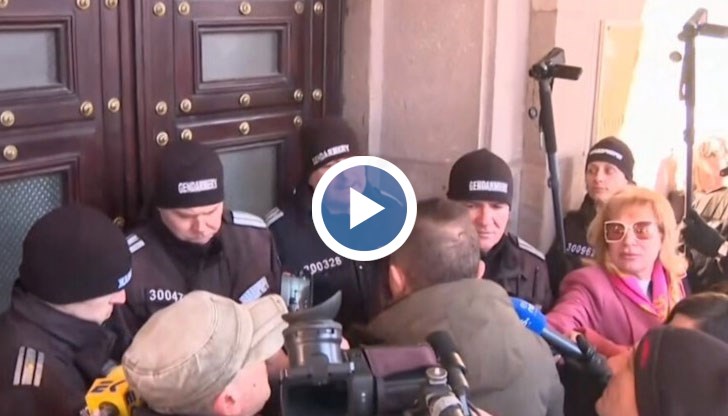 Демонстрацията е против избора на Десислава Атанасова Борислав Белазелков за конституционни съдии