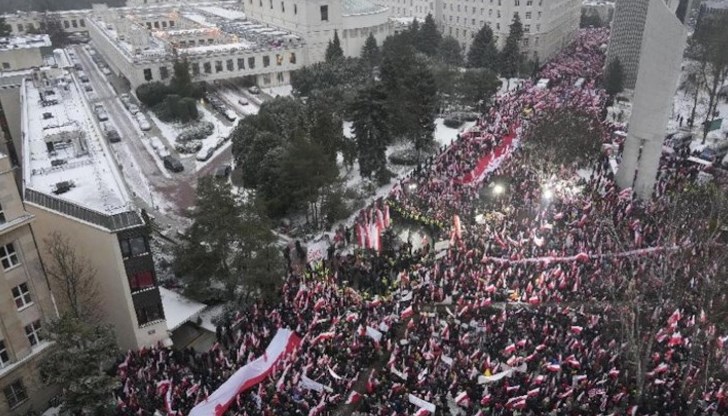 Демонстрацията е срещу правителството на Доналд Туск