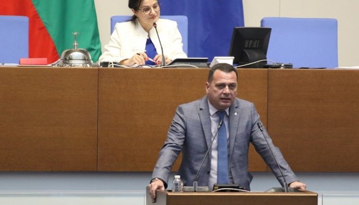 Знаково е това, че едно лице от този Парламент командва цялата страна, заяви депутатът Иван Ченчев Знаково е това, че едно лице от този Парламент командва цялата страна, заяви депутатът Иван Ченчев