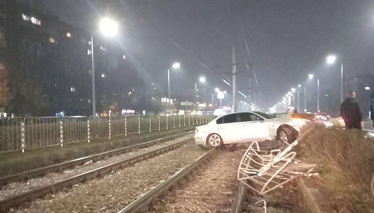 Лекият автомобил е отнесъл част от загражденията на булевард "Ботевградско шосе" Лекият автомобил е отнесъл част от загражденията на булевард "Ботевградско шосе"