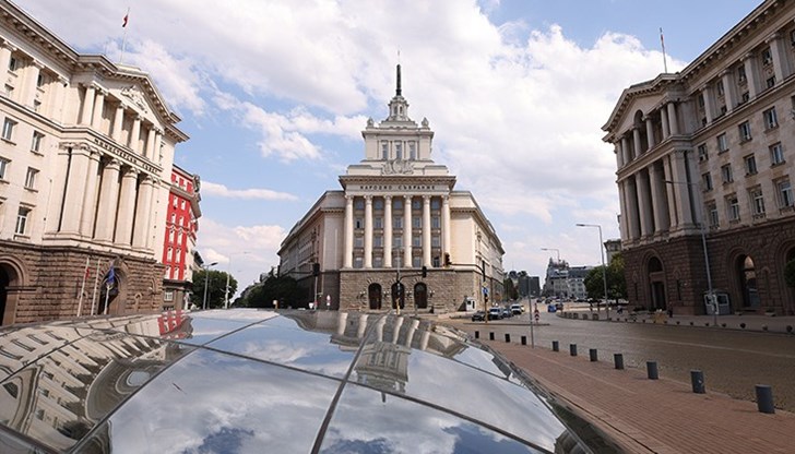 В парламентарната Комисия по конституционни въпроси са постъпили три кандидатури за съдии в Конституционния съд