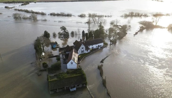 „Крал Кнуте“ издигна стена от 7 фута около имота си