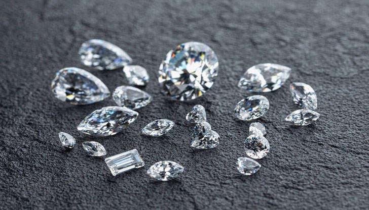 Изкуствено създадените скъпоценни камъни са химически идентични на диамантите, често с по-малко несъвършенства