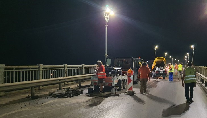 Ремонтните дейности на дилатационните фуги на моста продължават до края на март, отбелязва румънският вестник Adevarul