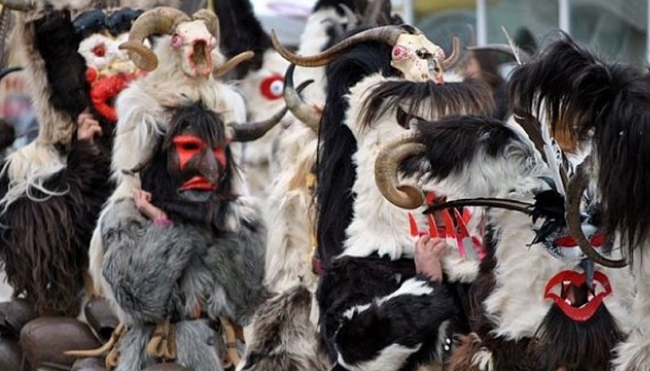 Страховити маски, мистичен танц и ритуални огньове ще има в целия регион