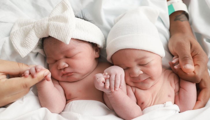 Две двойки близнаци се появиха на бял свят в новогодишната нощ - едното бебе е родено преди 00:00 ч., а другото след