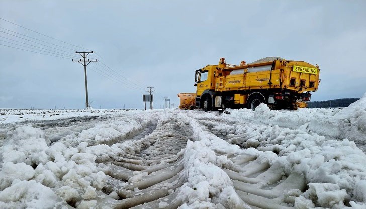 Близо 400 снегорина чистят пътищата от републиканската пътна мрежа