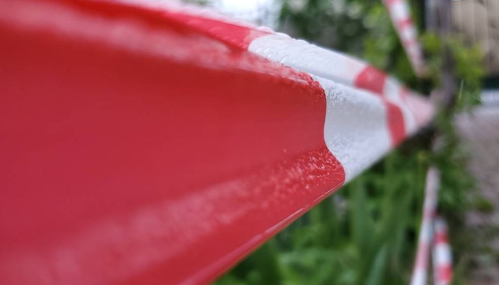 Мястото е отцепено от екипи на полицията