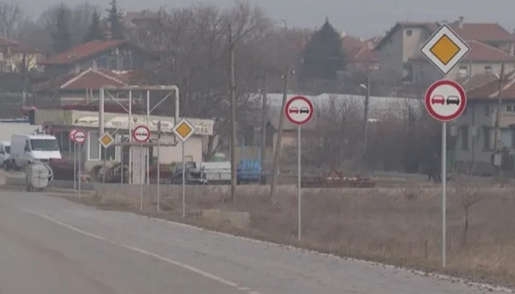 Някои от знаците са буквално на 5 метра един от друг Някои от знаците са буквално на 5 метра един от друг