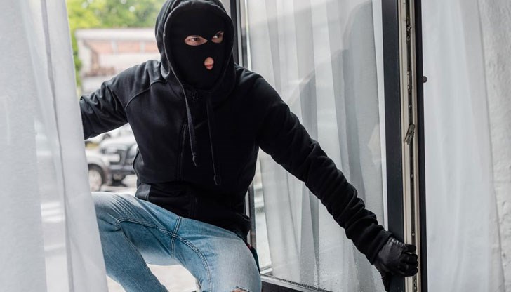 В имота е проникнато през незатворен прозорец В имота е проникнато през незатворен прозорец