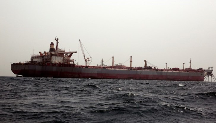 Цените на петрола рязко се повишиха в азиатската търговия днес, след като Иран обяви, че е изпратил боен кораб в Червено море