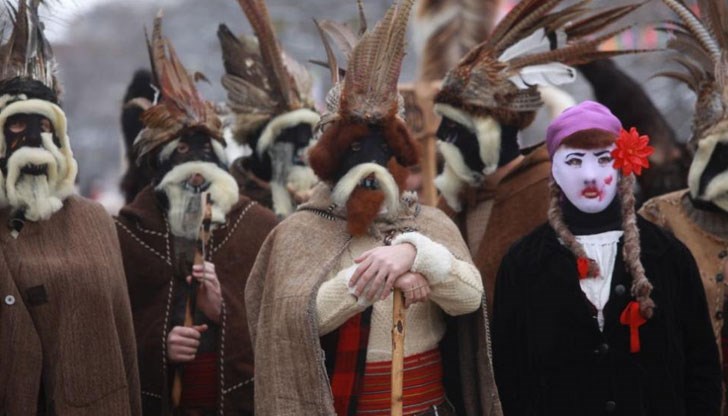 Коменданти са хората, които насочват групите на площада