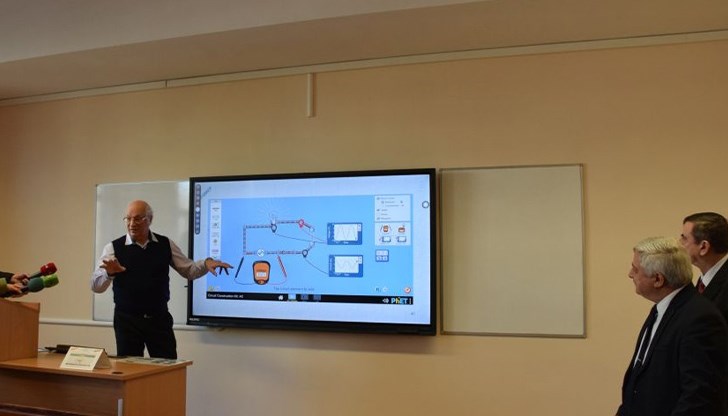 Дисплеите са "3 в 1", като заместват дъската, проектора и лаптопа Дисплеите са "3 в 1", като заместват дъската, проектора и лаптопа