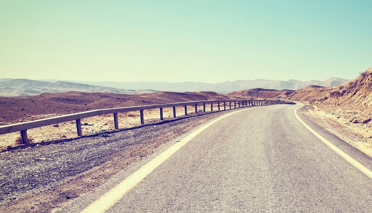 Движението се осъществява двупосочно в една лента