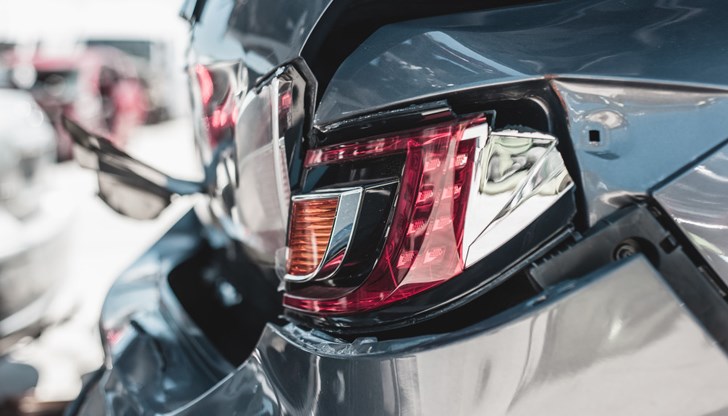 Пожарникари все още се опитват да извадят една от пострадалите от смачкания ѝ автомобил Пожарникари все още се опитват да извадят една от пострадалите от смачкания ѝ автомобил