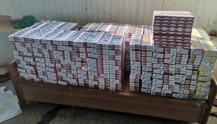 Цигарите са били укрити в кухини на лек автомобил Цигарите са били укрити в кухини на лек автомобил