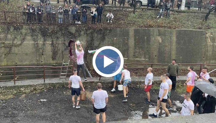 Според обичая "Къпанки" мъжът се връща с вода в дома си