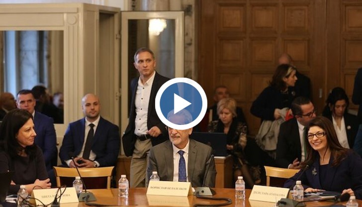 В момента в парламентарната комисия по конституционни въпроси се провежда изслушване на тримата кандидати