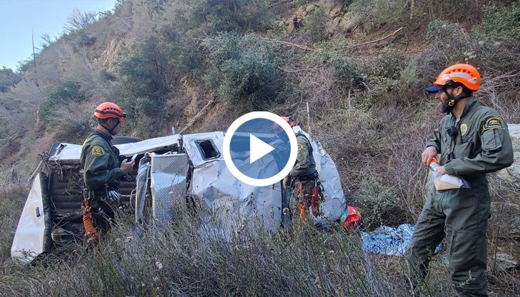 Автомобилът ѝ е паднал от 100 метра височина