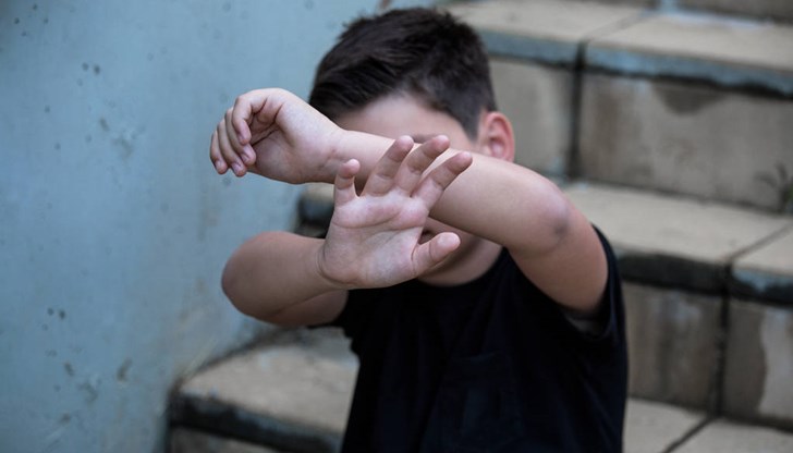 Установено е, че многократно са проявявали физическа и вербална агресия и унизително отношение към детето