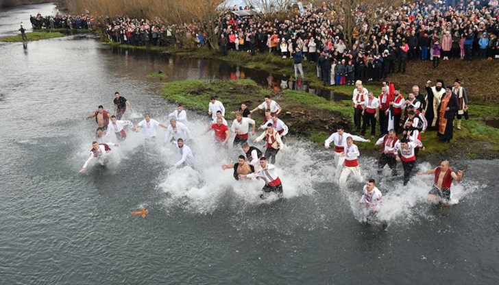 Млад бизнесмен "спаси" кръста в Монтана Млад бизнесмен "спаси" кръста в Монтана