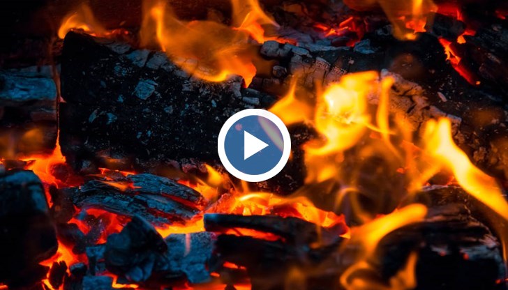 Огънят е изпепелил цялата къща и я е оставил без покрив миналата нощ